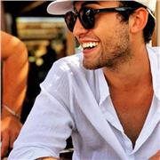 Il trucco per imparare l’inglese è viverlo! Ascoltare la musica e guardare la tv in inglese sono le basi, un pizzico di teoria e tanta pratica per un inglese fluido e divertente!